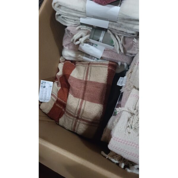 wholesale-blankets-duvet-covers-home-textile-lot-45-pieces-7.jpg Wholesale Lot of Blankets and Duvet Covers – 45-Piece Home Textile Mix